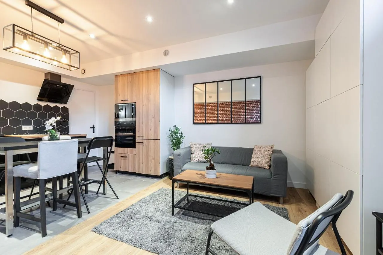Le Loft Magnan - Ac- Pres Mer - Wifi - Parking - Confort Et Moderne - Supermarches Et Tram Proches Nice 0*,  France
